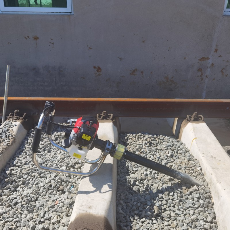 内燃小蜜蜂捣固镐的操作流程